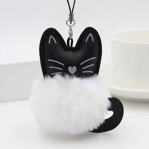 Porte-clés chat en peluche avec tête en cuir noir et boule de fourrure blanche