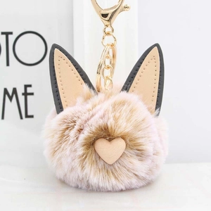 Détail du porte-clés chat en peluche avec cœur et mousqueton en métal doré