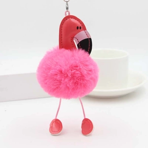 Détail d'un porte-clés flamant rose en peluche montrant la fourrure et le bec en cuir