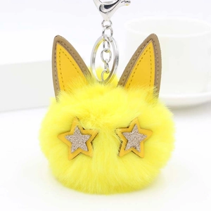 Porte-clés chat en peluche jaune avec oreilles en cuir et yeux étoiles argent