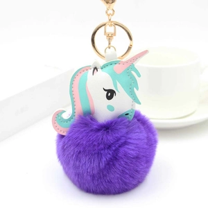 Détail d'un porte-clés licorne en peluche violette avec fermoir en métal doré