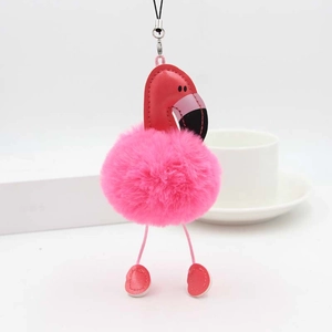 Détail d'un porte-clés flamant rose en peluche avec boule douce et détails en similicuir