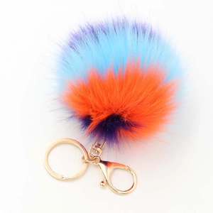 Porte-clés en fausse fourrure tricolore bleu, orange et violet avec fermoir doré brillant