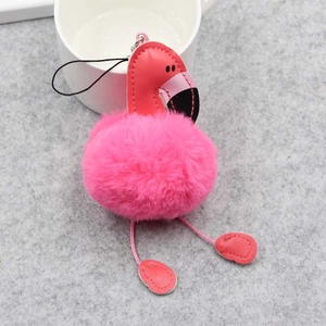 Porte-clés flamant rose en peluche avec pompon en fausse fourrure et détails en cuir