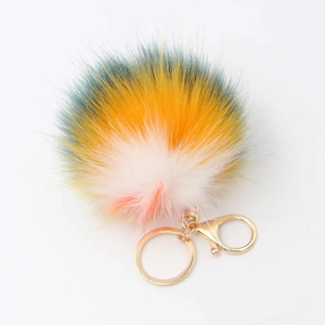 Détail d'un porte-clés pompon coloré en fausse fourrure avec fermoir mousqueton doré