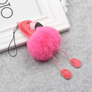 Vue détaillée d'un porte-clés flamant rose en peluche avec tête en similicuir et fermoir en métal