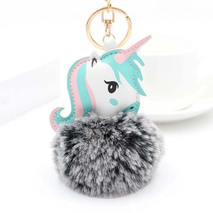 Détail d'un porte-clés licorne en peluche avec fausse fourrure et anneau doré