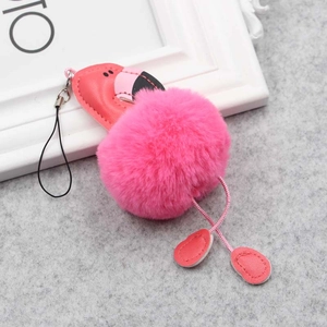 Détail d'un porte-clés flamant rose en peluche avec fausse fourrure et fermoir argenté