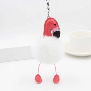 Détail du porte-clés flamant avec pompon en peluche blanche et cuir synthétique rouge