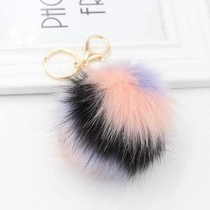 Détail d'un porte-clés en fausse fourrure de lapin multicolore avec fermoir doré brillant