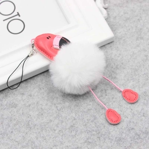 Détail du porte-clés flamant rose en peluche avec pompon blanc et éléments en cuir rose