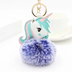 Détail du porte-clés licorne en peluche dégradée violette avec boucle en métal doré