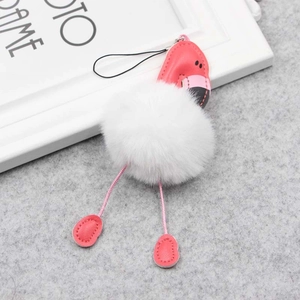 Gros plan d'un porte-clés flamant rose en peluche avec détails en fausse fourrure