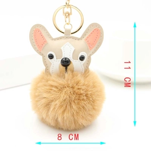 Détail d'un porte-clés peluche chiot avec pompon en fausse fourrure 8cm et taille 11cm