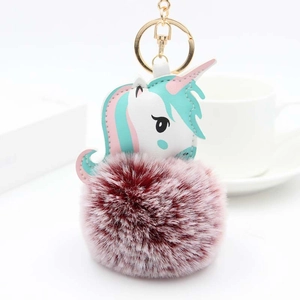 Détail du porte-clés licorne créatif avec pompon en fausse fourrure bordeaux et cuir