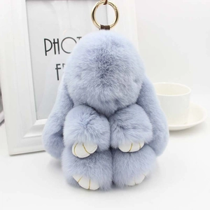 Détail d'un grand porte-clés lapin en peluche lavande avec anneau en métal doré et texture