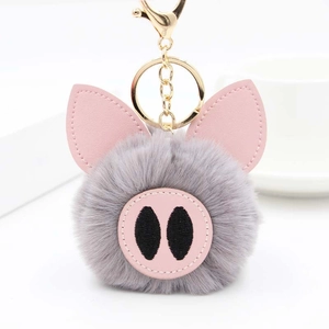 Porte-clés cochon mignon avec pompon en fourrure grise et fermoir mousqueton doré