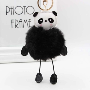 Dettaglio del portachiavi a pompon panda carino con chiusura dorata e finta pelliccia