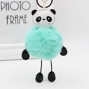 Dettaglio portachiavi panda di peluche verde menta con anello dorato e finta pelle