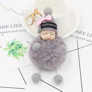 Portachiavi bambola che dorme in peluche grigio con berretto e gancio dorato