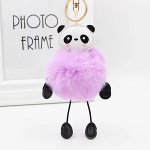 Dettaglio portachiavi a forma di panda in peluche viola con anello e chiusura dorati