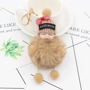 Portachiavi con bambola neonato dormiente, palla di peluche e cappello in maglia