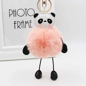Dettaglio del portachiavi panda in pelliccia sintetica rosa con chiusura dorata in metallo