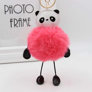 Dettaglio portachiavi panda con pompon rosa in peluche e anello in metallo dorato