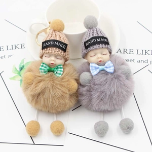 Porte-clés Pompon Bébé Qui Dort Boule en Peluche Fausse Fourrure Avec Bonnet en Tricot Et Nœud pour Charme de Sac Femme Cadeau
