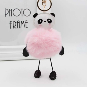 Dettaglio portachiavi panda carino con pompon rosa e gancio in metallo dorato