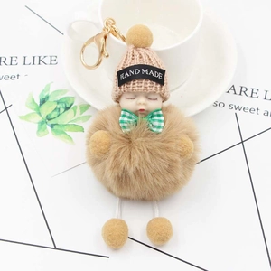 Porte-clés poupée bébé endormi en peluche avec bonnet marron et nœud à carreaux verts