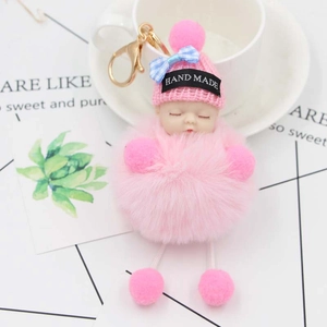 Portachiavi bambola che dorme in peluche rosa con pompon e moschettone dorato