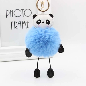 Dettaglio portachiavi a forma di panda con pompon in peluche celeste e anello dorato