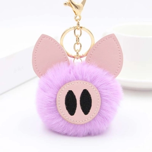 Détail du porte-clés cochon en fausse fourrure violette avec oreilles en cuir PU et boucle dorée