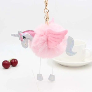 Détail du porte-clés licorne en fausse fourrure rose avec fermoir en métal doré brillant