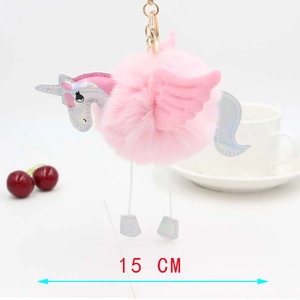 Détail d'un porte-clés licorne en peluche rose avec pompon doux et attache dorée de 15 cm