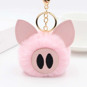 Porte-clés cochon rose en peluche avec boule de poils douce et anneau doré de luxe