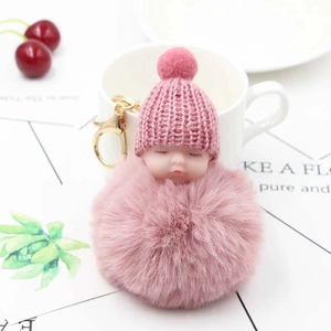 Portachiavi con bambola neonato rosa con pompon in peluche e gancio in metallo