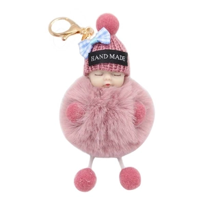 Portachiavi bambola che dorme in peluche rosa con pompon in ecopelliccia e fiocco a quadretti