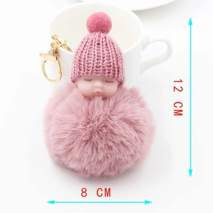 Dettaglio portachiavi neonato che dorme rosa, altezza 12cm e pompon di pelliccia 8cm