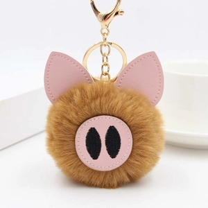 Porte-clés cochon en peluche marron avec pompon doux et fermoir mousqueton doré élégant