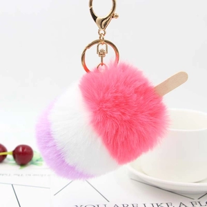 Dettaglio portachiavi a forma di gelato in peluche rosa, bianco e viola dorato