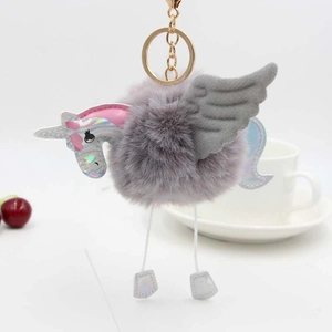 Porte-clés licorne en peluche avec boule de fourrure et détails laser argentés