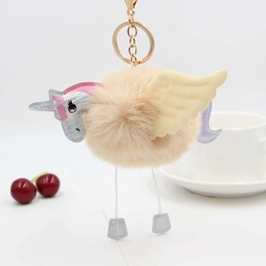 Porte-clés licorne en peluche avec pompon beige, fermoir doré et ailes en cuir coloré