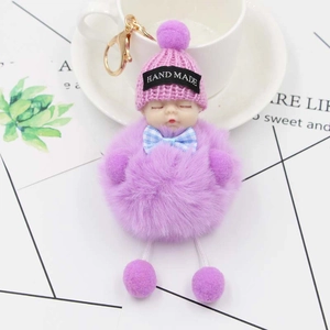 Porte-clés mignon poupée en peluche violette avec bonnet tricoté, nœud et crochet doré