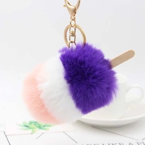 Dettaglio del portachiavi a forma di gelato in peluche tricolore con gancio in metallo dorato