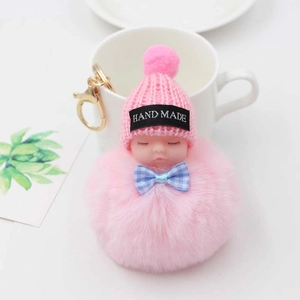 Porte-clés poupée endormie rose avec bonnet tricoté main et pompon en peluche douce
