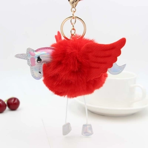 Vue détaillée du porte-clés licorne en peluche rouge avec des ailes argentées brillantes