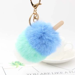 Dettaglio del portachiavi in peluche gelato con pelliccia blu e hardware dorato
