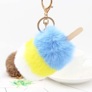 Dettaglio portachiavi a forma di gelato in peluche tricolore con chiusura dorata